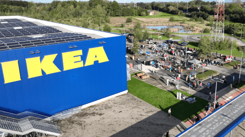 IKEA-transforme-ses-parkings-en-brocantes-XXL-le-vintage-fait-son-show.png