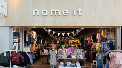 Name-It-debarque-en-France-le-kidswear-danois-mise-sur-loutlet.png